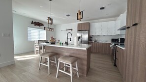 Refrigerador, microondas, horno y parrilla de estufa 