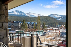 Property grounds - New! Luxurious Modern Condo in Downtown Winter Park | Views | Balcony (Winter Park)