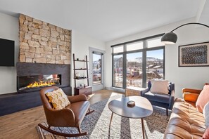 Smart TV, fireplace - New! Luxurious Modern Condo in Downtown Winter Park | Views | Balcony (Winter Park)