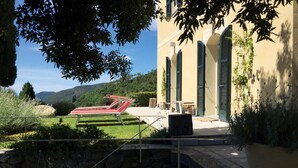 A villa with a pool, outdoor seating, and a view of the hills. - Casa Leopoldo in Castiglione Chiavarese (Castiglione Chiavarese)