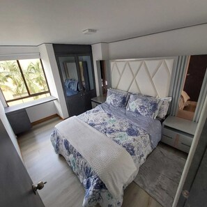 3 habitaciones, tabla de planchar con plancha, wifi y ropa de cama 