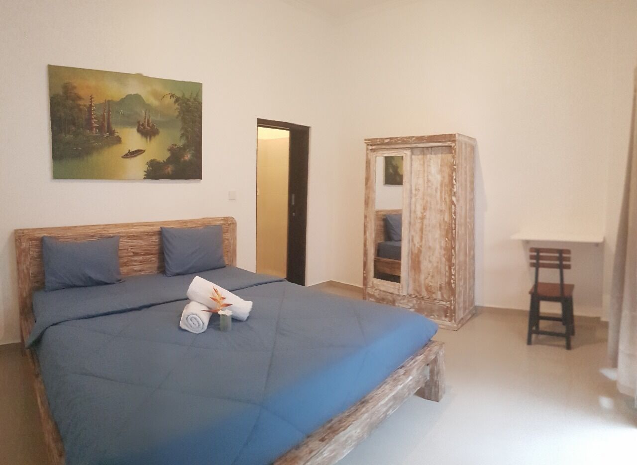 Laptop workspace, free WiFi, bed sheets