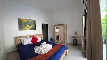 Espacio para trabajar con laptop, wifi gratis y ropa de cama