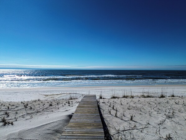 On the beach - Brand new GULF FRONT, elevator, private pool and beach access, pets welcome! (Port St. Joe)