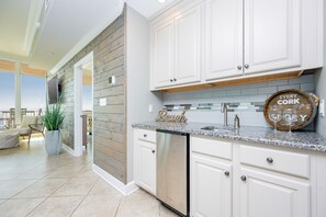 Condo, 4 habitaciones | Interior