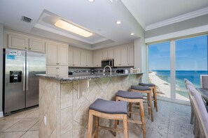 Condo, 4 habitaciones | Cocina privada | Refrigerador, horno y cafetera y tetera 