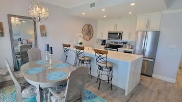 Condo, 2 Bedrooms | Dining