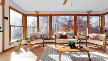 House, 4 Bedrooms | Living area | Streaming services
