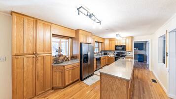 House, 4 Bedrooms | Private kitchen | Fridge, oven, coffee/tea maker, toaster