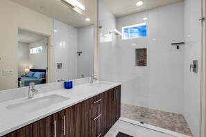 Shower, hair dryer, shampoo - Sunshine Getaway at The Riv (Palm Springs)