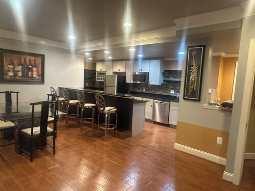 Spacious 2-bedroom apartment in charming Bowie with WiFi,, new bthrm, w/d,&  kit