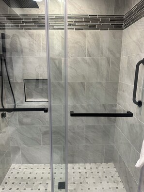 Dusche, Haartrockner, Handtücher, Toilettenpapier