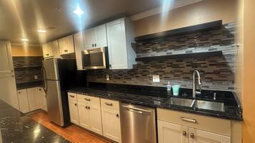 Micro-ondes, four, plaque de cuisson, lave-vaisselle