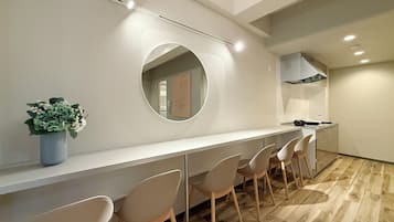 Deluxe-Apartment, Balkon | 1 Schlafzimmer, Bügeleisen/Bügelbrett, Babybetten, kostenloses WLAN