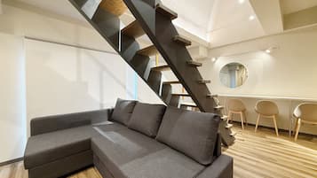 Appartamento Deluxe, balcone | Area soggiorno | Smart TV 43 pollici con canali digitali