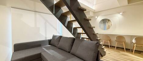 Departamento Deluxe, balcón | Área de sala de estar | Smart TV de 43 pulgadas con canales digitales