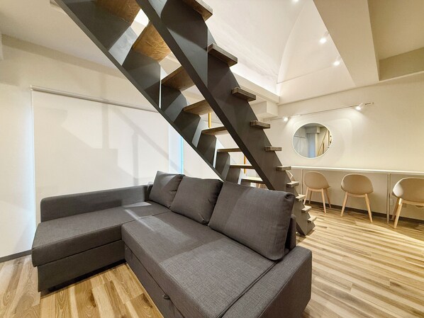 Apartamento Deluxe, balcón | Zona de estar | Smart TV de 43 pulgadas con canales digitales