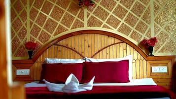 Deluxe Room, Balcony, Mountain View | Laptop workspace