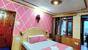 Ein Schlafzimmer mit einem hölzernen Bett, Wänden mit rosa Muster und einer Holzzieldecke.