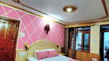 Deluxe Room, Balcony, Mountain View | Laptop workspace