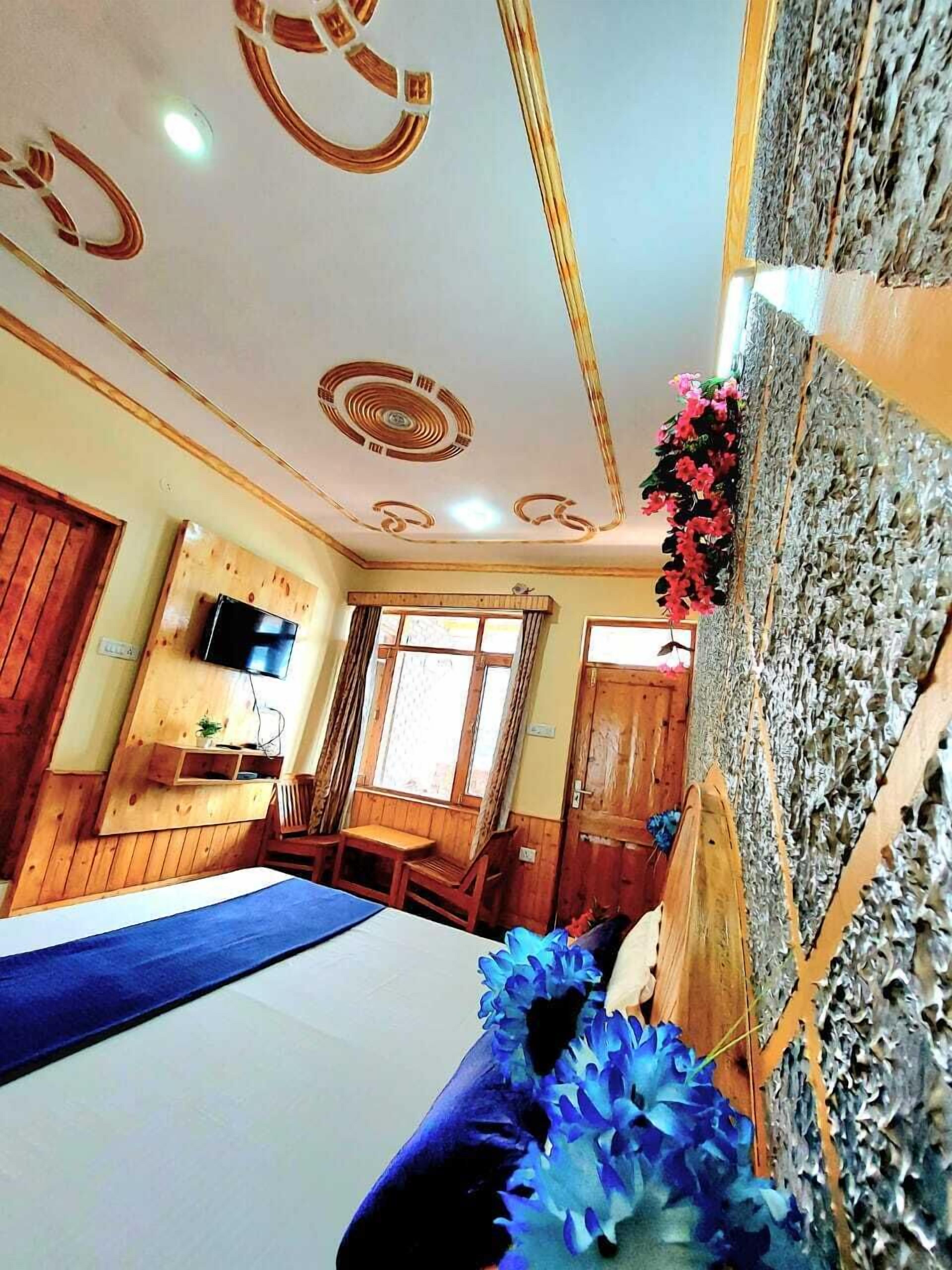 Deluxe Room, Balcony, Mountain View | Laptop workspace