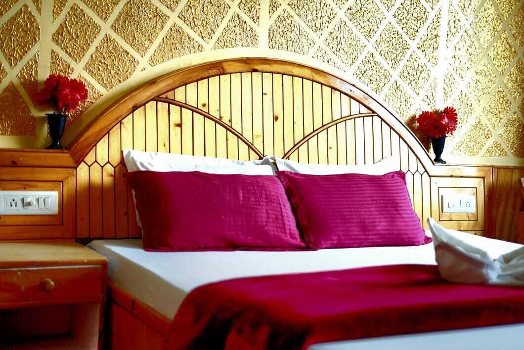 Deluxe Room, Balcony, Mountain View | Laptop workspace