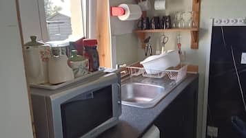 Kühlschrank, Mikrowelle, Ofen, Wasserkocher mit Kaffee-/Teezubehör