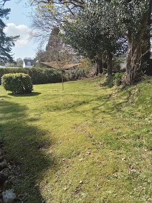 Property grounds - Small Detached Cottage in Lamlash.Sleeps 2 (Lamlash)