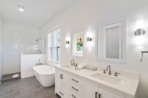 Shower, eco-friendly toiletries, hair dryer, towels - New Spring/Summer Specials! Stunning Home, Private Pool, Bikes, & Sleeps 16! (Destin)