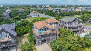 Un quartier résidentiel situé sur la côte, composé de nombreuses maisons à deux étages dotées de balcons et de grandes fenêtres.
