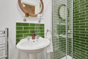 Een douche, een haardroger, handdoeken