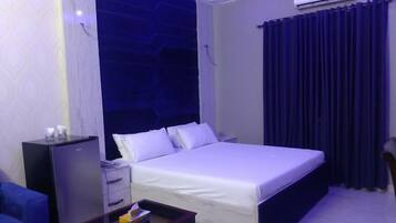 Habitación Deluxe doble | Sistema de insonorización, tabla de planchar con plancha, wifi gratis