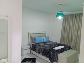 3 chambres, coffres-forts dans les chambres, bureau