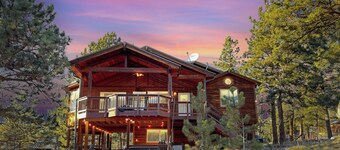 Hot Tub / Fireplace / Fire Pit / BBQ / Rec Room / Views / Quiet / WD