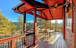 Outdoor dining - HotTub / Coffee Bar / GameRoom / Indoor Fireplace / Views / Quiet / Washer Dryer (Bailey)