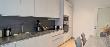 Refrigerador, microondas, horno, placa de cocina