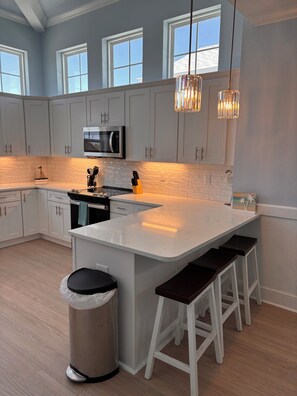 Jääkaappi, mikroaaltouuni, uuni, liesi