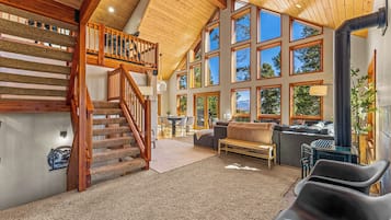 Smart TV, chimenea y tenis de mesa