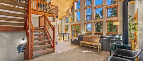 Smart-TV, Kamin, Tischtennisplatte