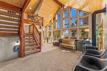 Smart TV, fireplace, ping pong. Views! 4k SqFt! Gym! Hot tub! 4 King Suites+BunkRm