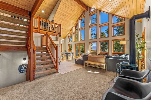 Views! 4k SqFt! Gym! Hot tub! 4 King Suites+BunkRm