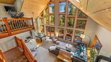 Smart TV, caminetto, tavolo da ping pong