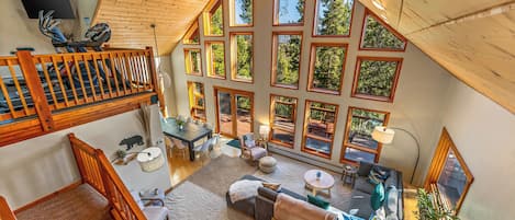 Smart-TV, Kamin, Tischtennisplatte