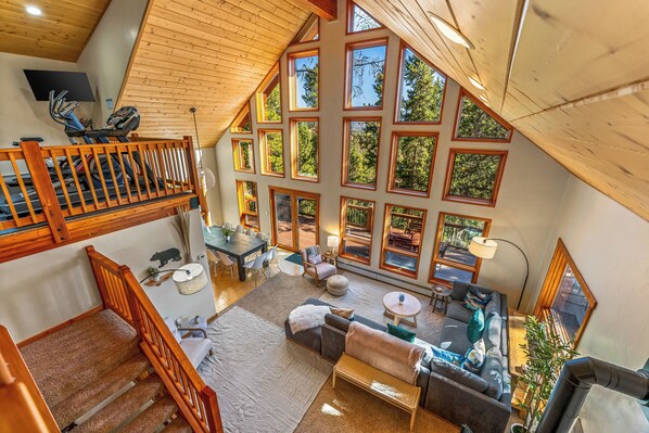 Smart-TV, Kamin, Tischtennisplatte