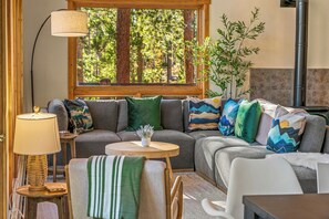 Smart TV, chimenea, mesa de ping pong