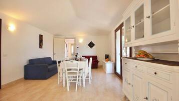 Villa Superior | Area soggiorno | TV a schermo piatto 24 pollici con canali satellitari
