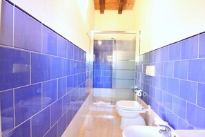 Villa Supérieure | Salle de bain | Douche, douche à « effet pluie », sÚche-cheveux, bidet