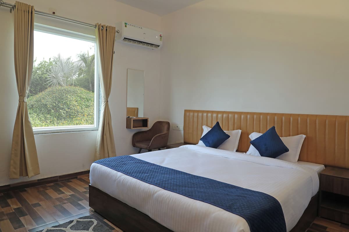Deluxe Double Room, Garden View | Desk, free WiFi