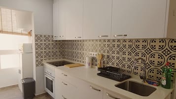 Een koelkast, een magnetron, een oven, een kookplaat