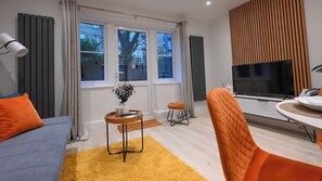 TV - Luxury 2 Bed Maisonette with Parking Near Tube (London)